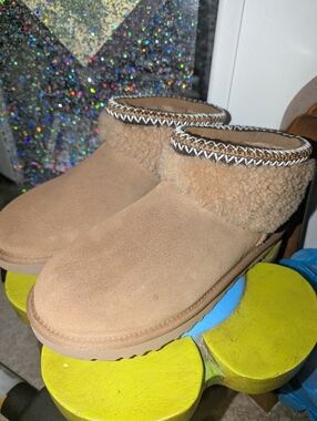 LIKE NEW UGG BOOTIES